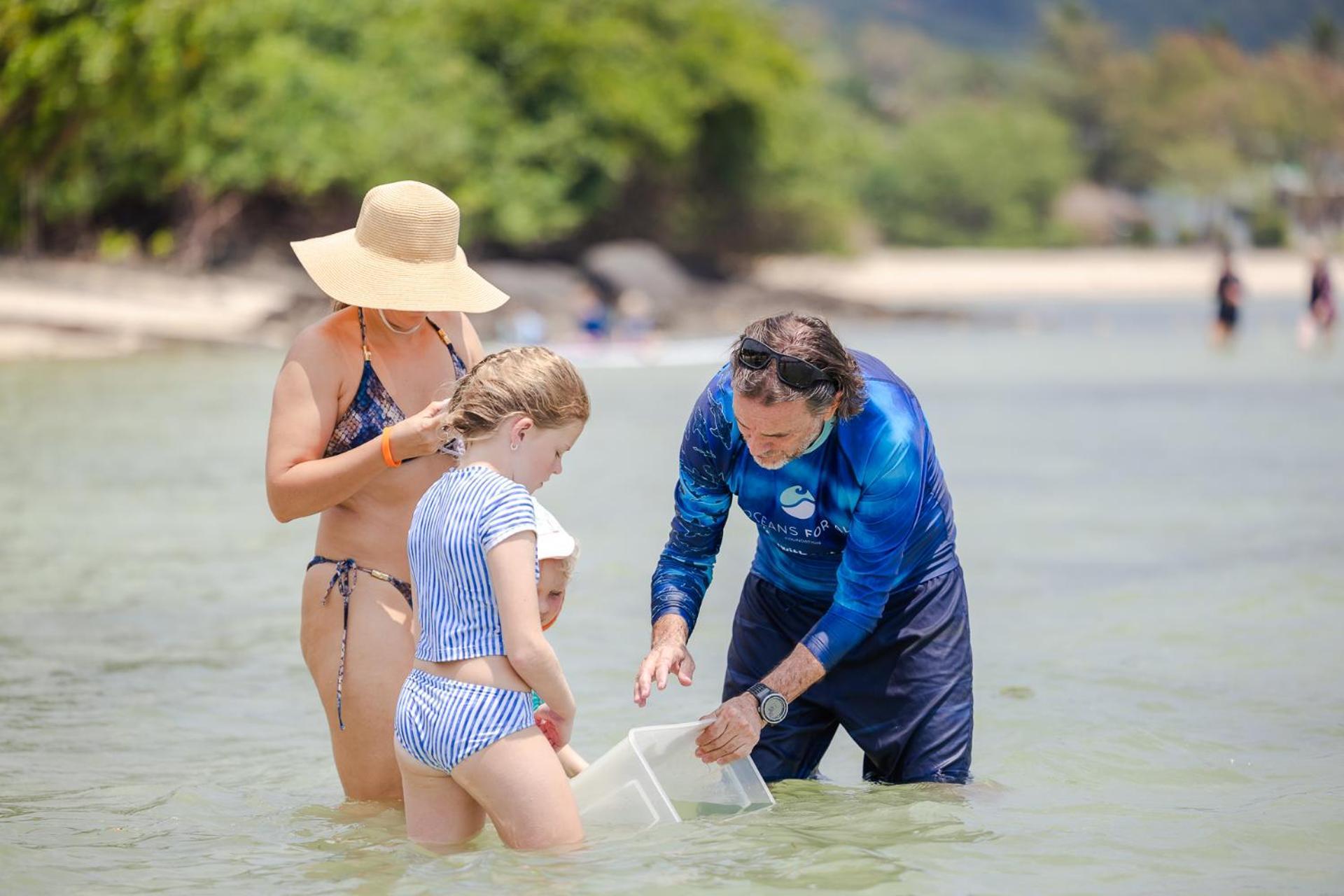 Pullman Phuket Panwa Beach Resort Exterior foto A marine biologist teaching children about marine life